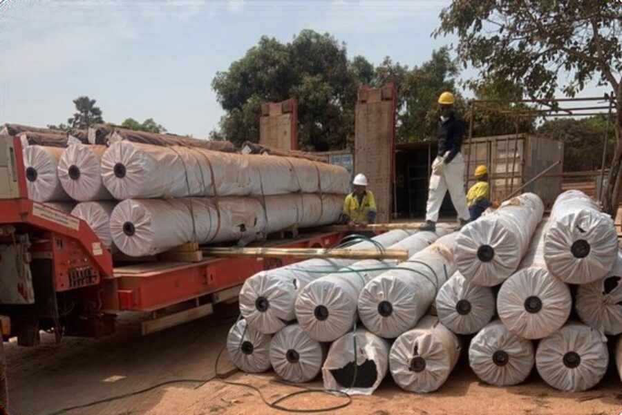 Chargement de rouleaux de géotextile sur site en Guinée